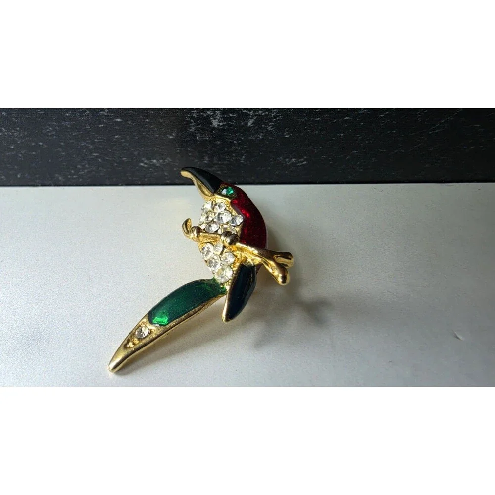 Toucan Rhinestone And Enamel Gold Tone Metal Brooch Vintage Costume Jewelry